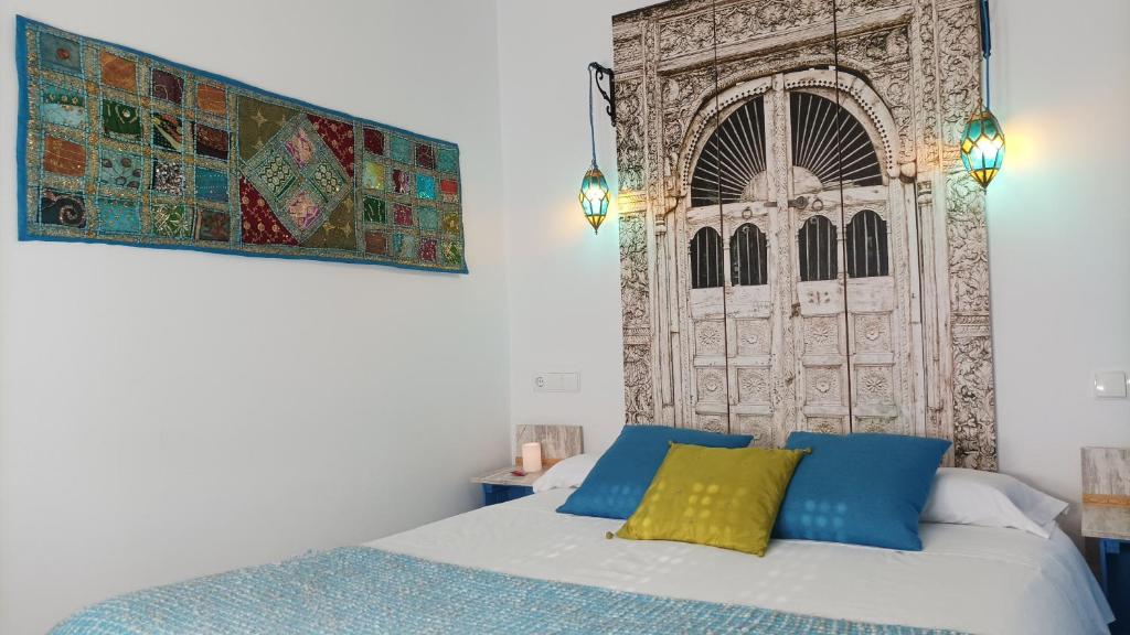 A bed or beds in a room at El Duende del Tejar
