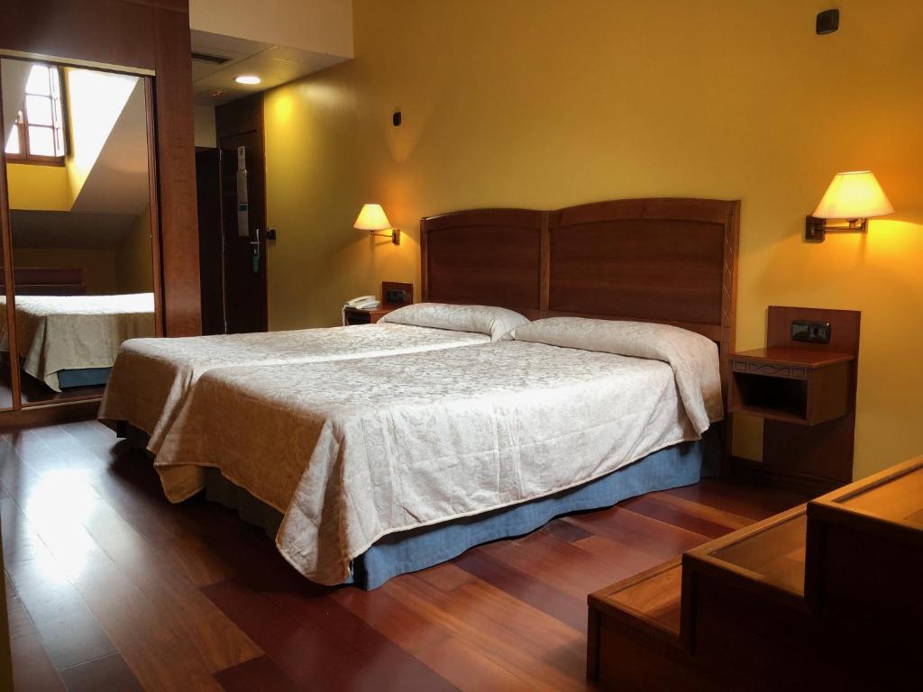 Postel nebo postele na pokoji v ubytování Hotel Aroi Bierzo Plaza