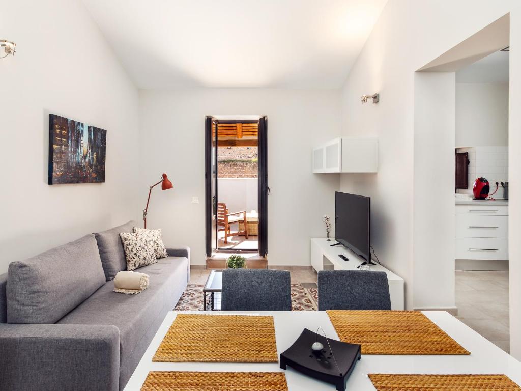 Televízia a/alebo spoločenská miestnosť v ubytovaní Apartamentos Plaza Mayor 35