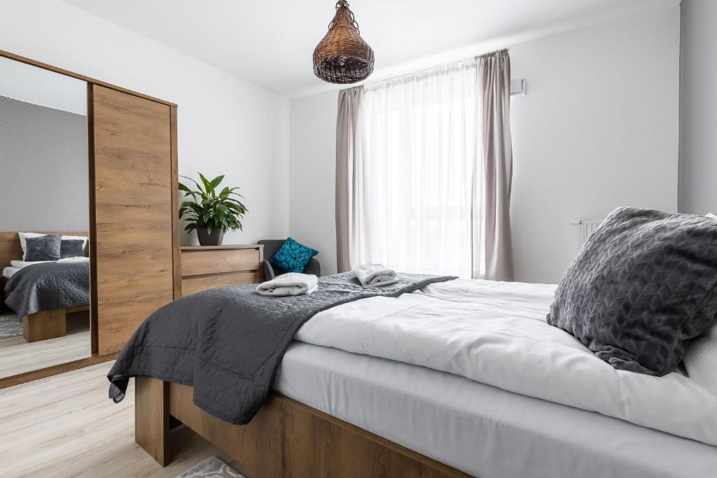 Posteľ alebo postele v izbe v ubytovaní Symphony Modern Tower Apartamenty