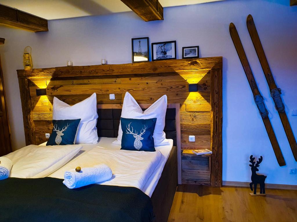 Kanzelhöhe的住宿－Kozma Apartment Gerlitzen，一间卧室配有两张带蓝白色枕头的床