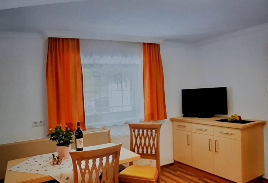 TV a/nebo společenská místnost v ubytování Apart Bergglück incl Sommerkarte