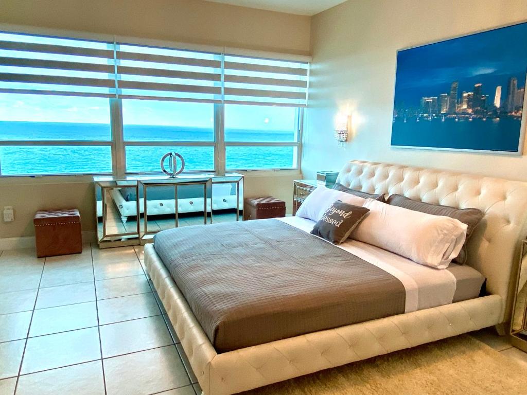 Large luxurious direct ocean front Penthouse or Deluxe one bedroom ...