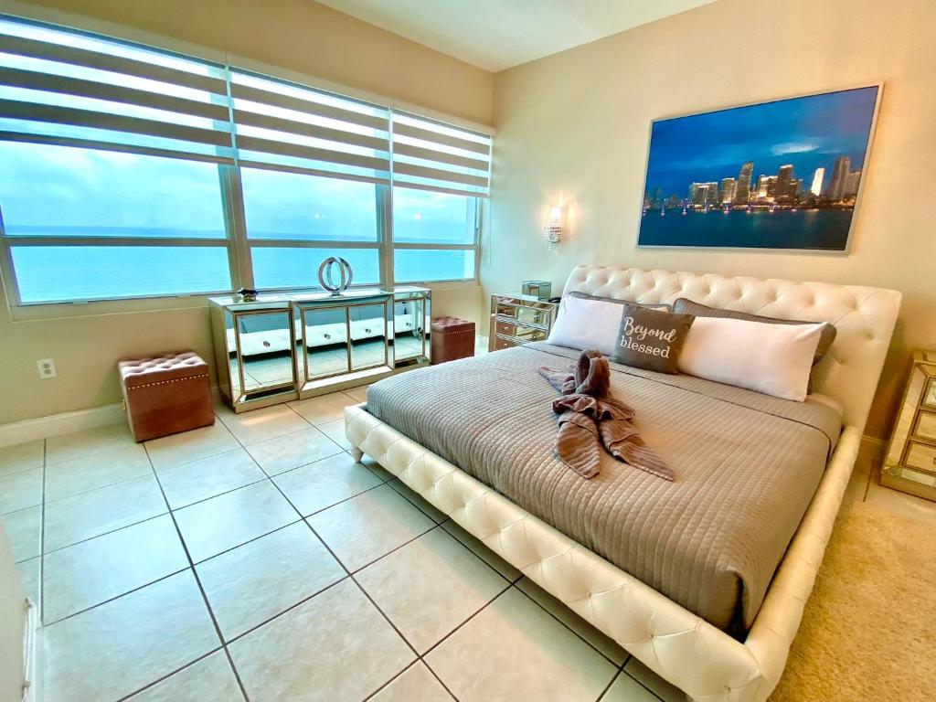Galeriebild der Unterkunft Large luxurious direct ocean front Penthouse or Deluxe one bedroom ocean front condo-free parking in Miami Beach