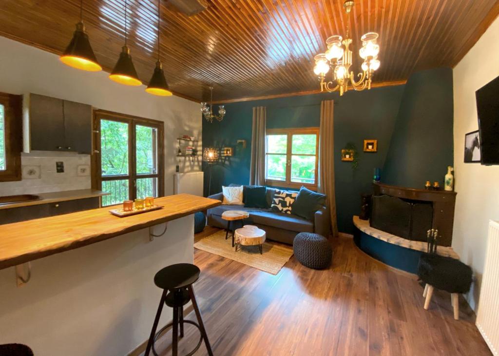 eine Küche und ein Wohnzimmer mit einem Sofa und einem Tisch in der Unterkunft Pavliani House in Pávliani