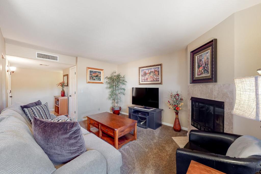 ein Wohnzimmer mit Sofa und Fernseher in der Unterkunft Top of the Foothills in Tucson