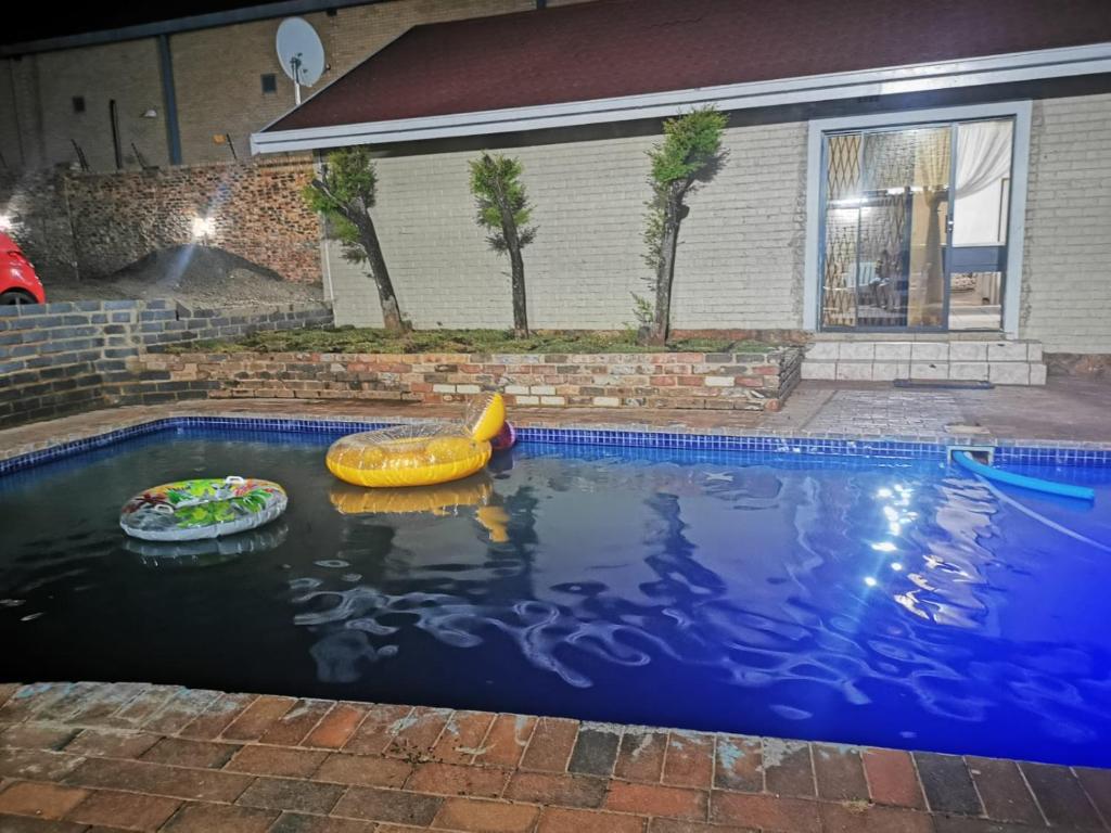 Swimming pool sa o malapit sa CapitalT Luxury Guest House