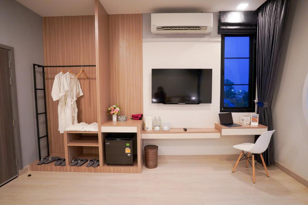 TV a/nebo společenská místnost v ubytování The Space Hotel Chiang Rai