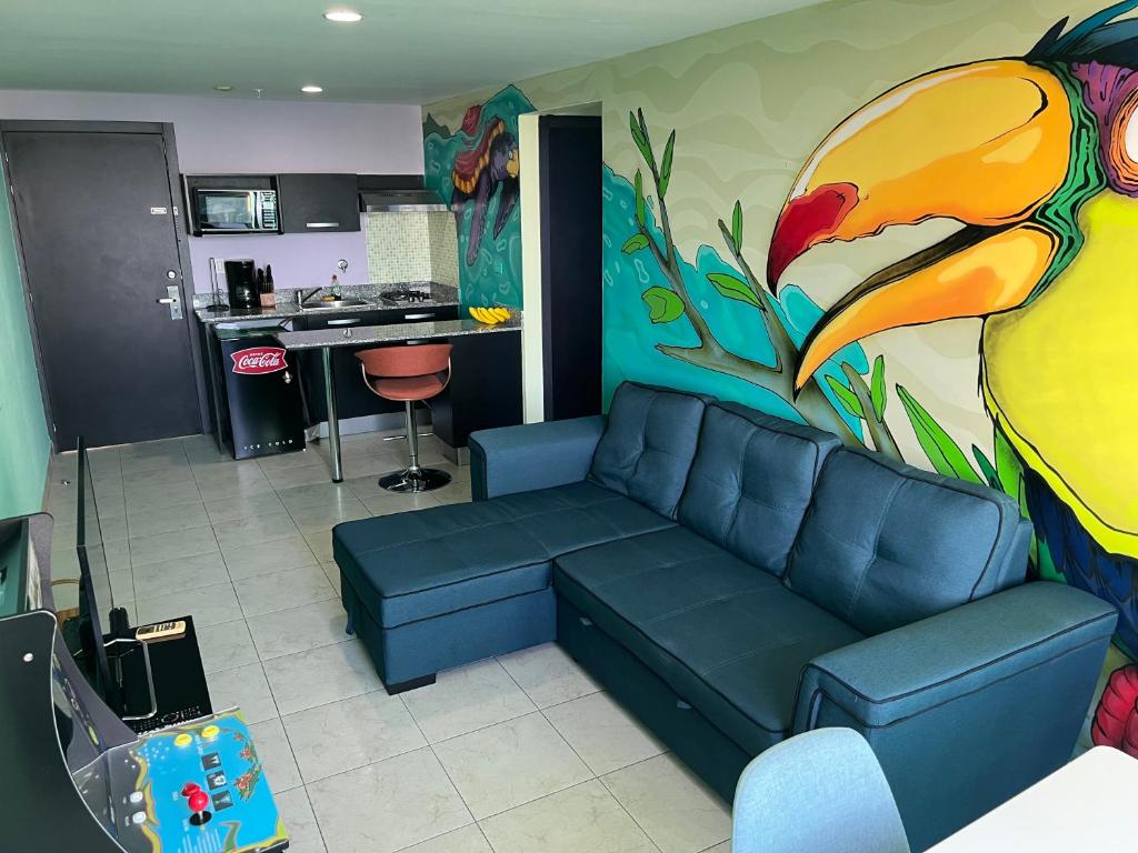 una sala de estar con sofá y una pintura en la pared en Apartamento Tropical Playa Coronado en Playa Coronado