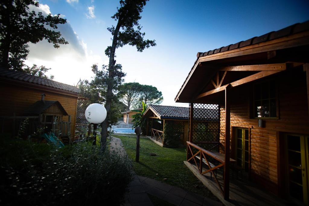 a backyard of a house with a basketball hoop at Les gîtes des Palombes in Fronton