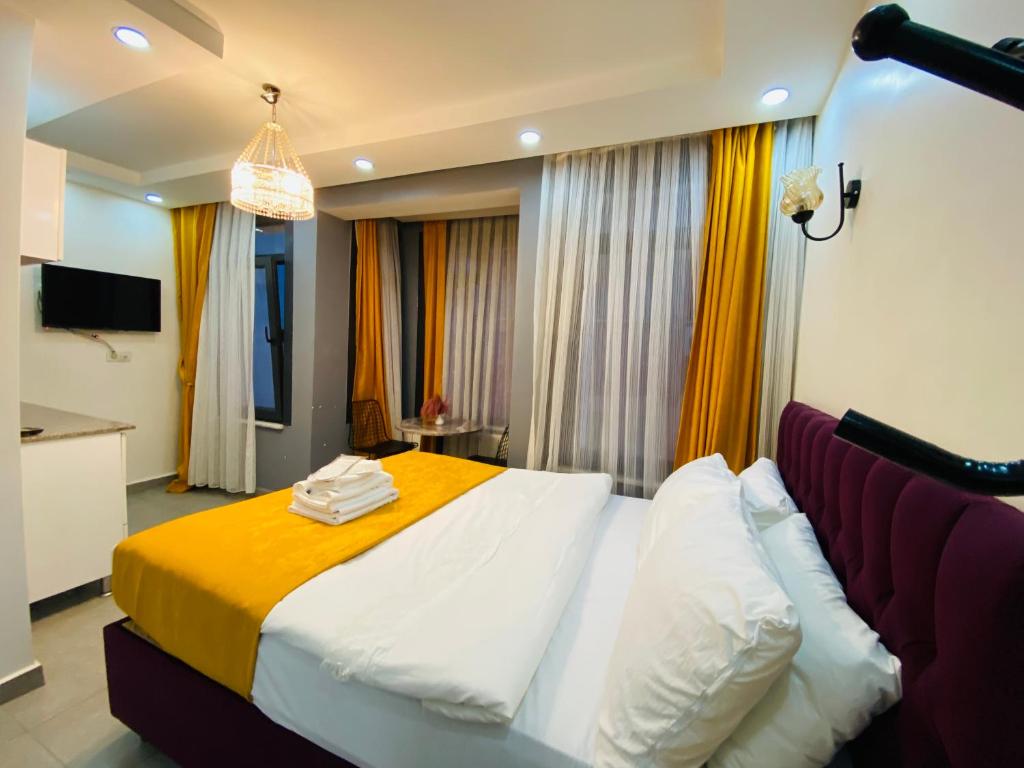 Un pat sau paturi într-o cameră la Galata Zade Luxury Boutique Hotel