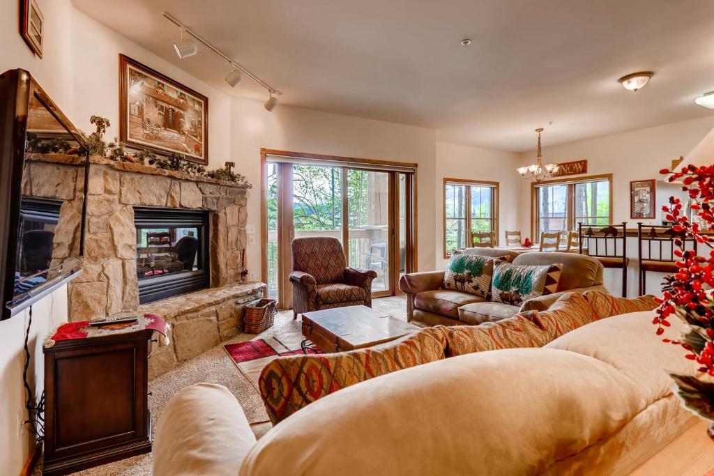 sala de estar con sofás y chimenea en Los Pinos - Luxury Breckenridge SkiCondo, en Breckenridge