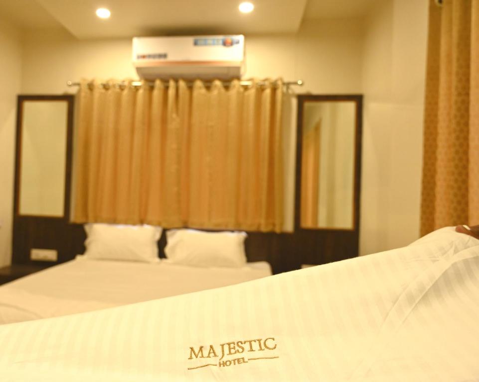 Postel nebo postele na pokoji v ubytování Majestic Hotel