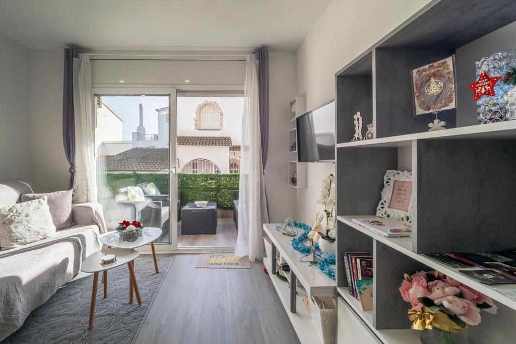 艾姆布里亞布拉瓦的住宿－Mar & Sol Spain，带沙发和窗户的小客厅