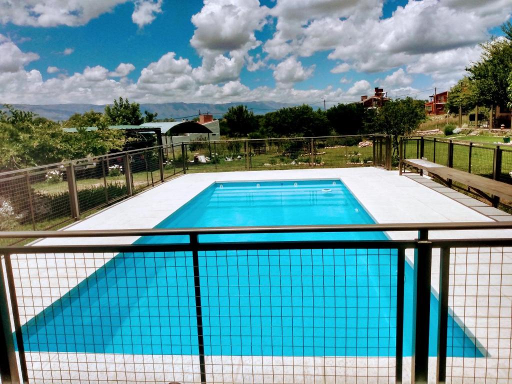 a swimming pool on top of a house at Cabañas Y Departamentos Bettylu in Villa Cura Brochero
