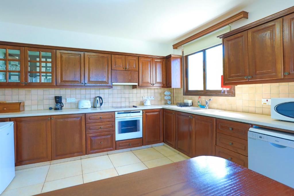 Kuchyň nebo kuchyňský kout v ubytování Villa Stavriella