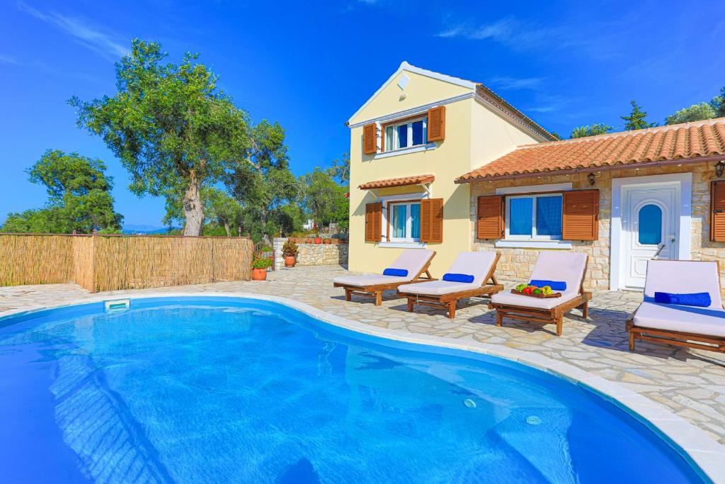 Bazén v ubytovaní Vista Mare Isavros alebo v jeho blízkosti