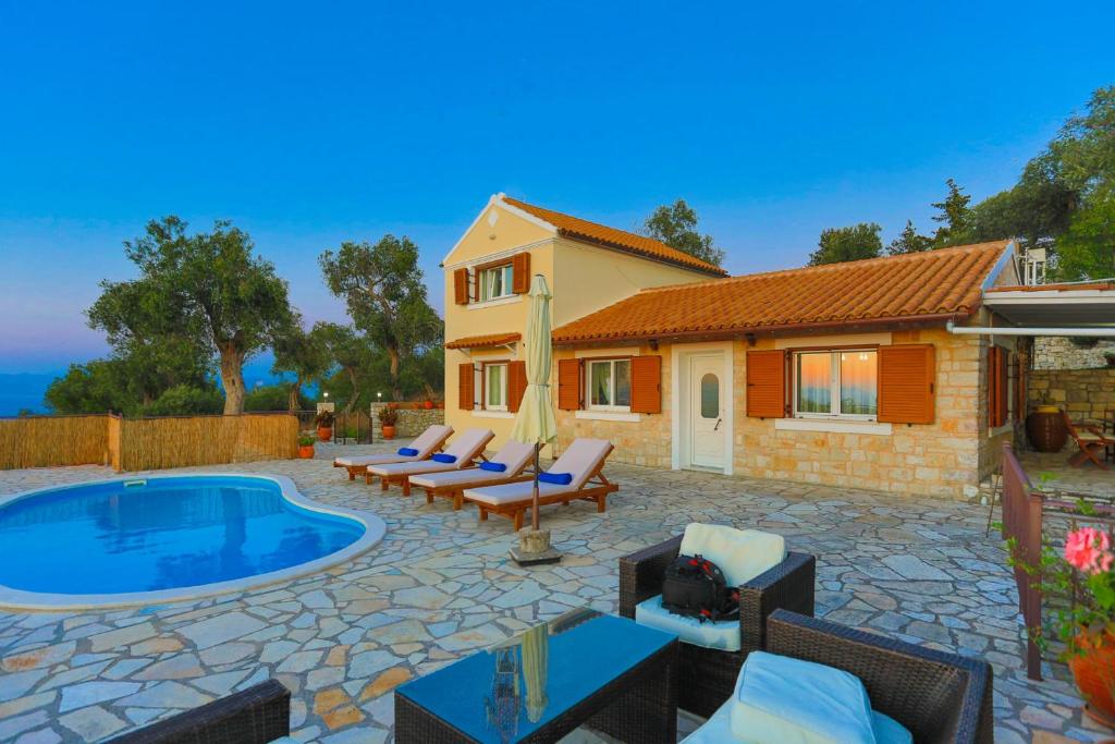 Bazén v ubytovaní Vista Mare Isavros alebo v jeho blízkosti