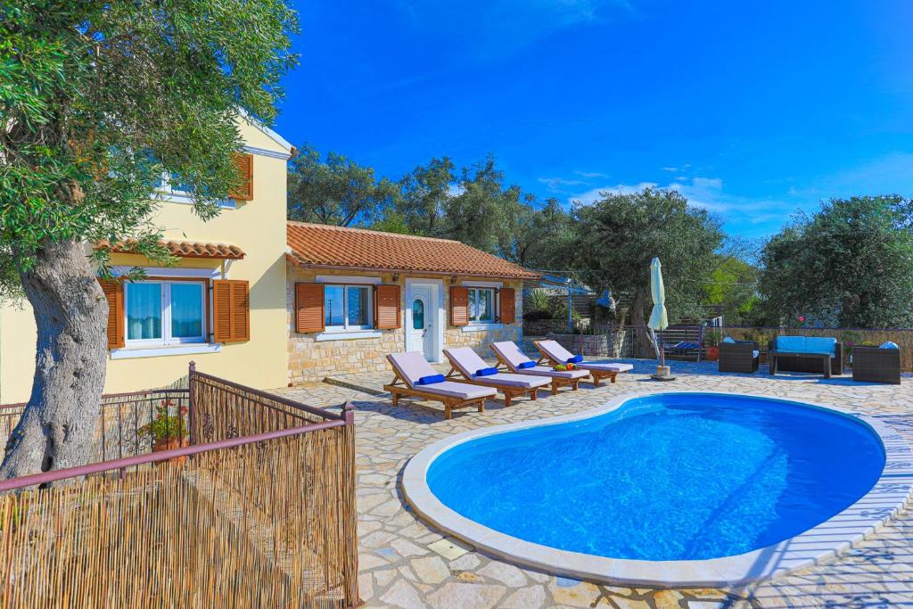 Bazén v ubytovaní Vista Mare Isavros alebo v jeho blízkosti
