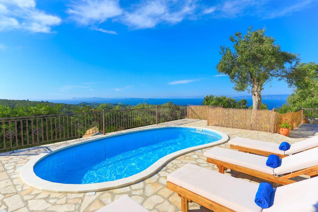 Bazén v ubytovaní Vista Mare Isavros alebo v jeho blízkosti