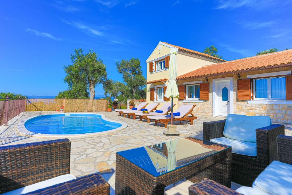 Bazén v ubytovaní Vista Mare Isavros alebo v jeho blízkosti