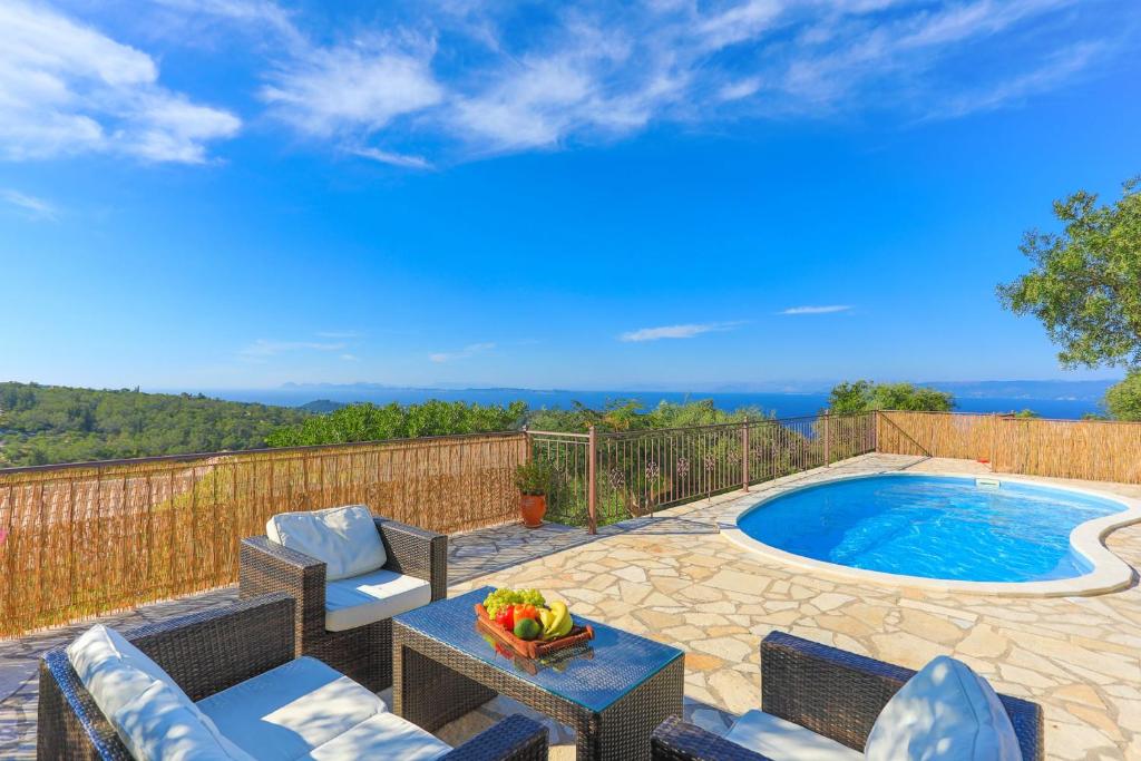 Bazén v ubytovaní Vista Mare Isavros alebo v jeho blízkosti