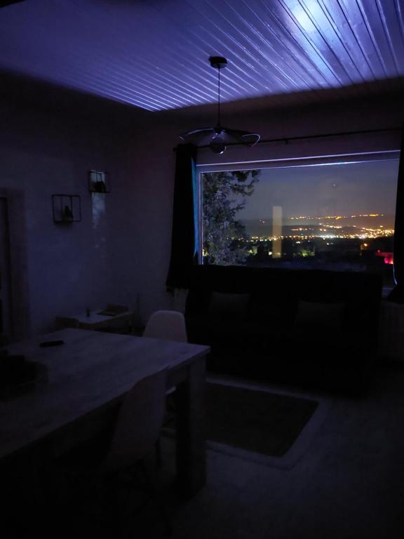 TV a/nebo společenská místnost v ubytování Agimon'TOIT