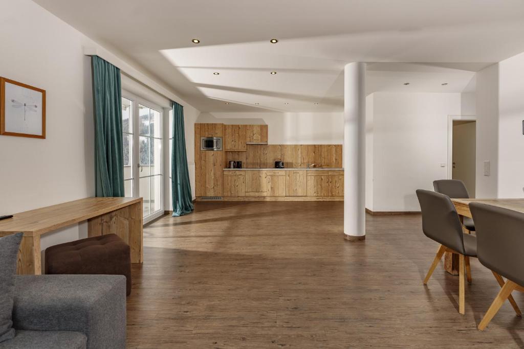 A kitchen or kitchenette at Appartements Landhaus Hubertus Wellness & Breakfast