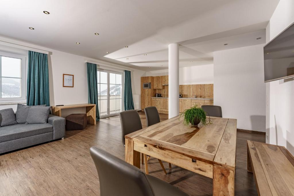 A seating area at Appartements Landhaus Hubertus Wellness & Breakfast