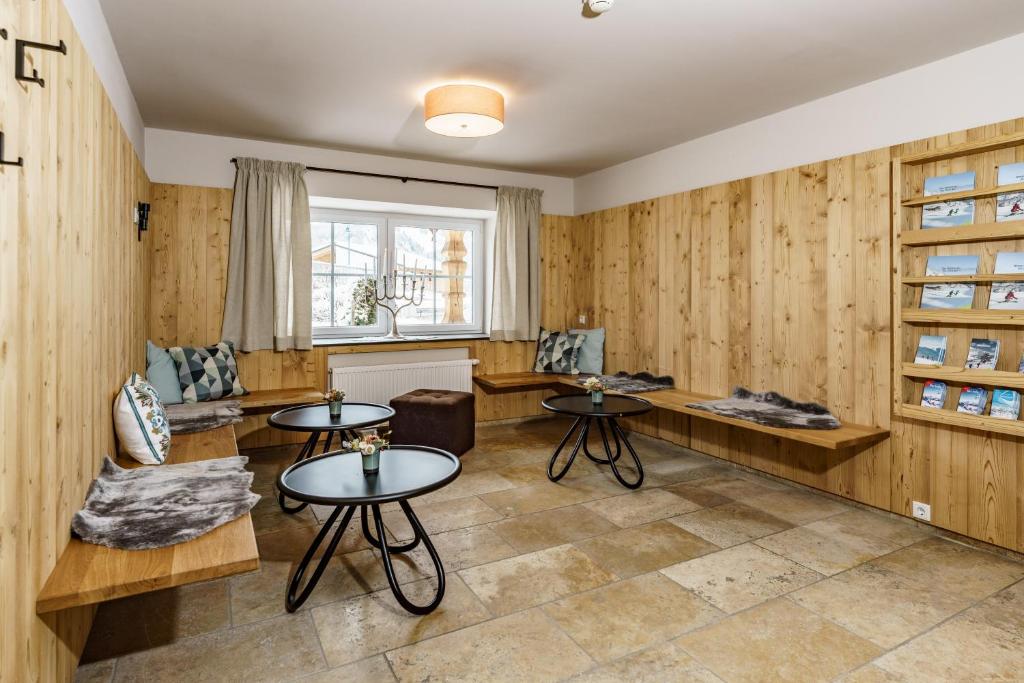 A seating area at Appartements Landhaus Hubertus Wellness & Breakfast