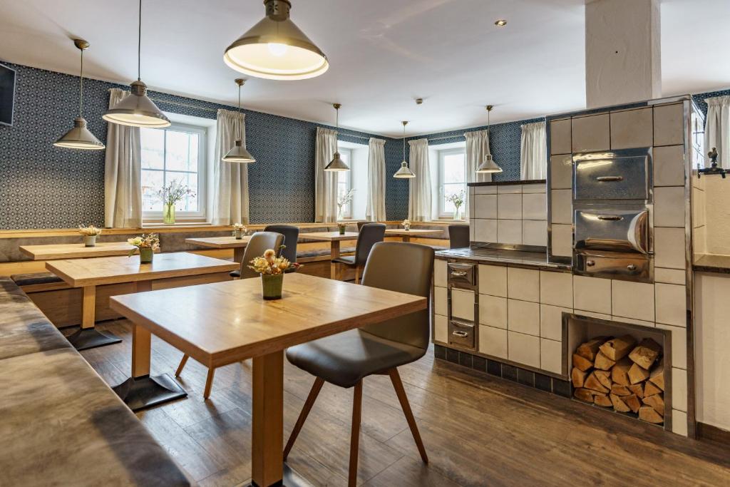 A kitchen or kitchenette at Appartements Landhaus Hubertus Wellness & Breakfast