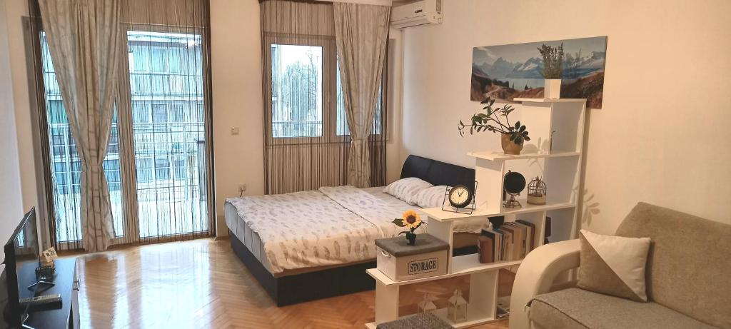 1 dormitorio pequeño con 1 cama y 1 sofá en Bulevar, en Brčko