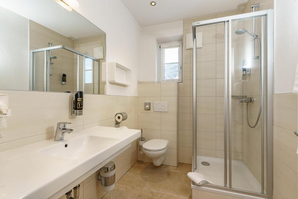 A bathroom at Appartements Landhaus Hubertus Wellness & Breakfast