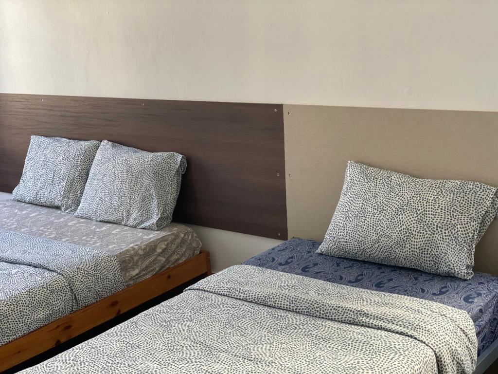 Postel nebo postele na pokoji v ubytování Sri-Indo Guest House