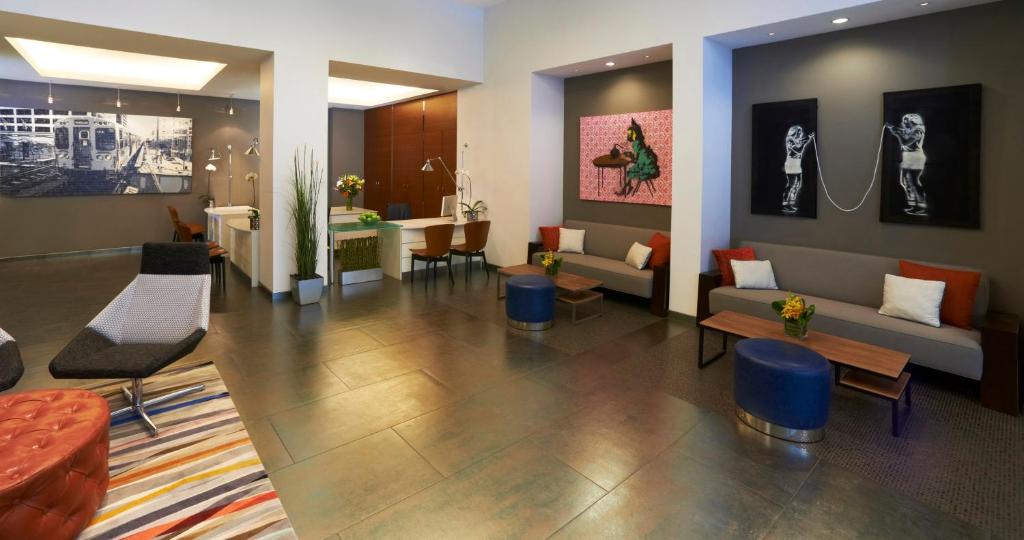 Posezení v ubytování Kinzie Hotel