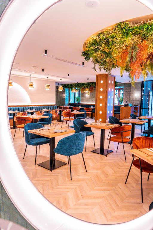 Reštaurácia alebo iné gastronomické zariadenie v ubytovaní Hotel Maestranza