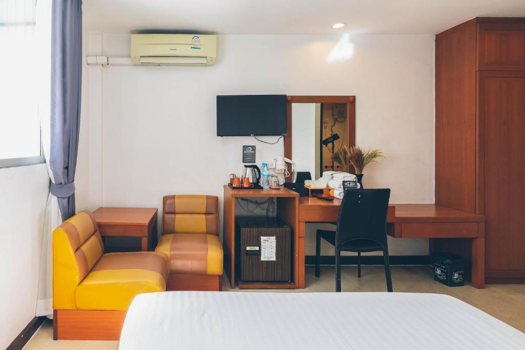 TV a/nebo společenská místnost v ubytování Atlas Bangkok Hotel