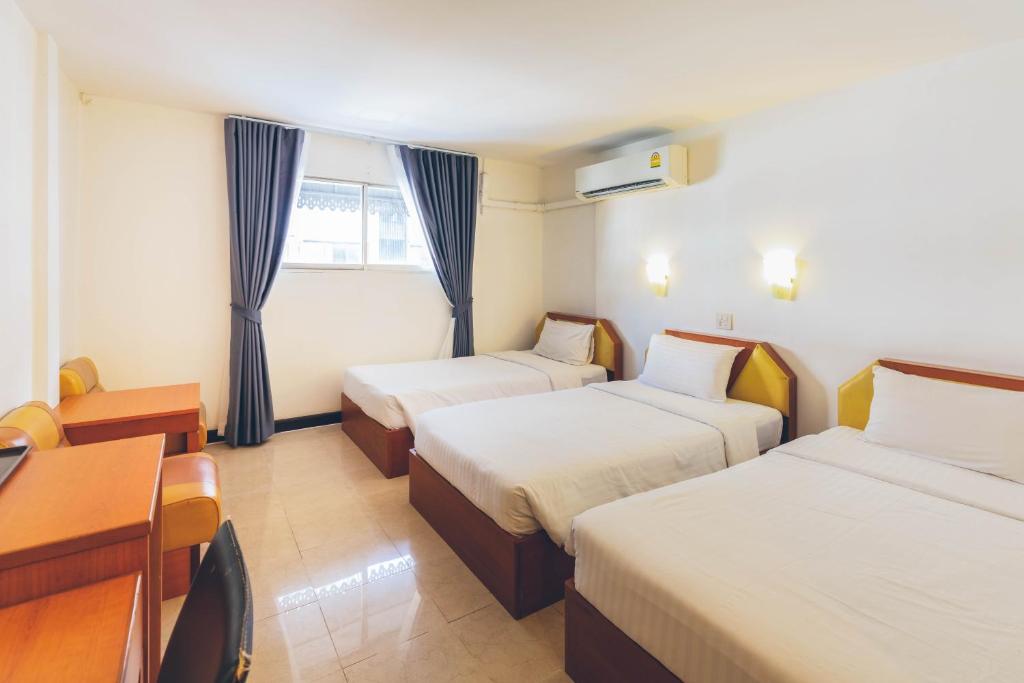 Postel nebo postele na pokoji v ubytování Atlas Bangkok Hotel