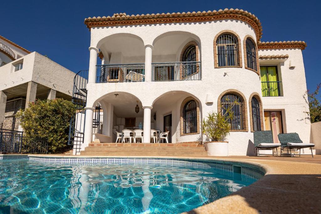 una casa con piscina frente a una casa en Finca Monte Mare - 3 bedrooms - private pool - quiet - stunning sea view, en Salobreña