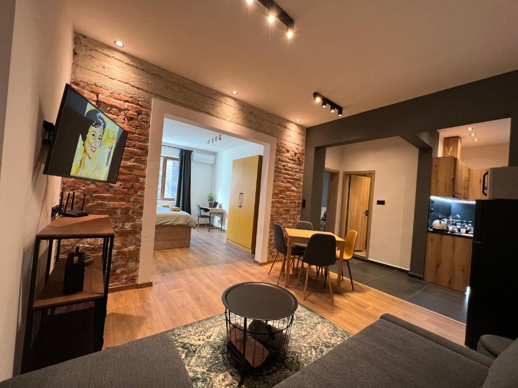 Televisyen dan/atau pusat hiburan di HOME 12