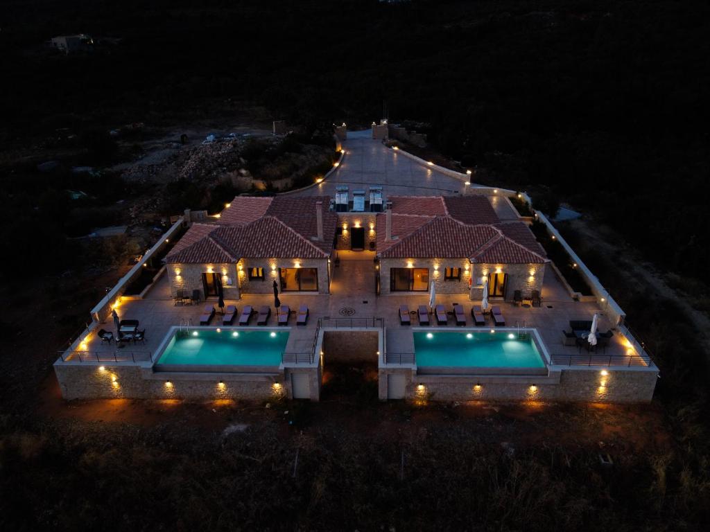 Bazén v ubytovaní Manazil Mani - Luxury Villas alebo v jeho blízkosti