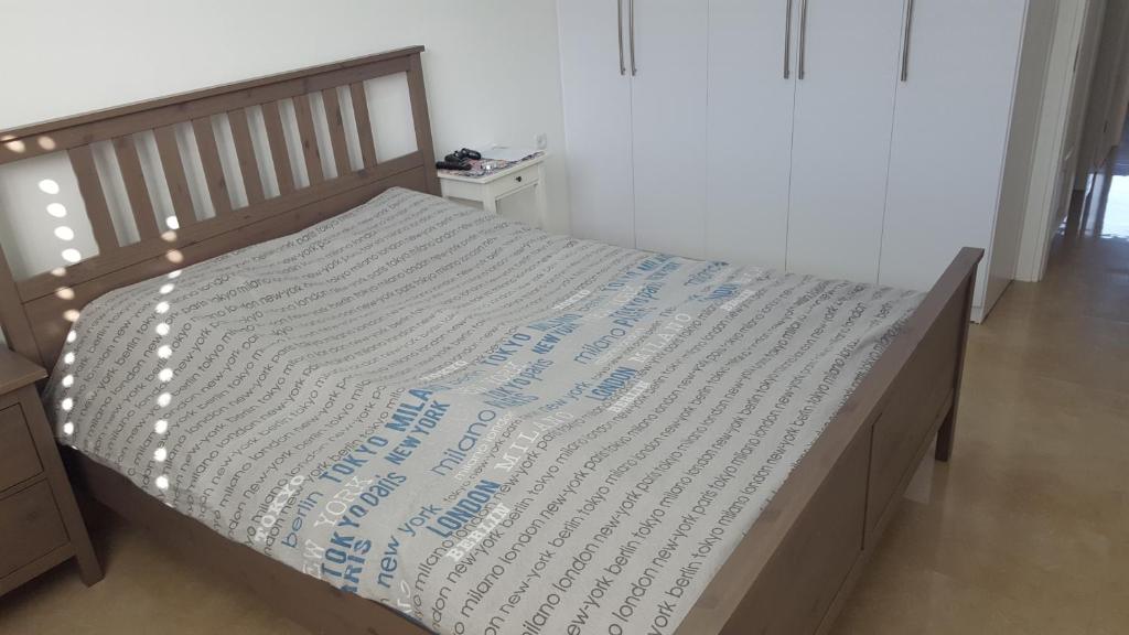 Postel nebo postele na pokoji v ubytování Room near Sheba Medical Center, and Bar Ilan, and TLV Airport