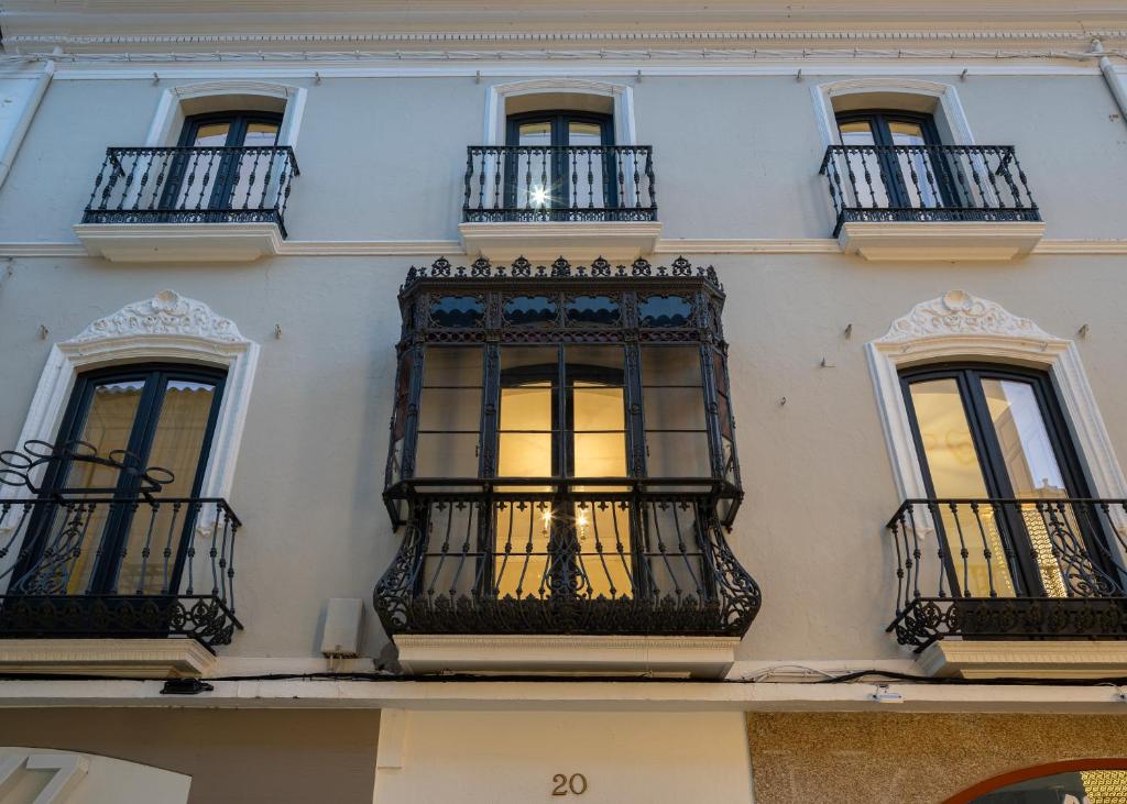 un edificio con balcone e finestra di PETRONILA 1881 a Mérida