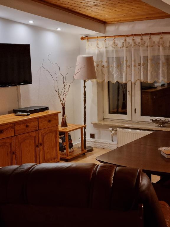 Televízia a/alebo spoločenská miestnosť v ubytovaní Stylowe poddasze