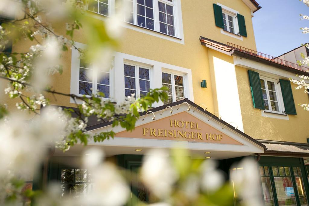 ein Gebäude mit einem Hotel-Freshmann-Schweineschild davor in der Unterkunft Hotel Freisinger Hof in München