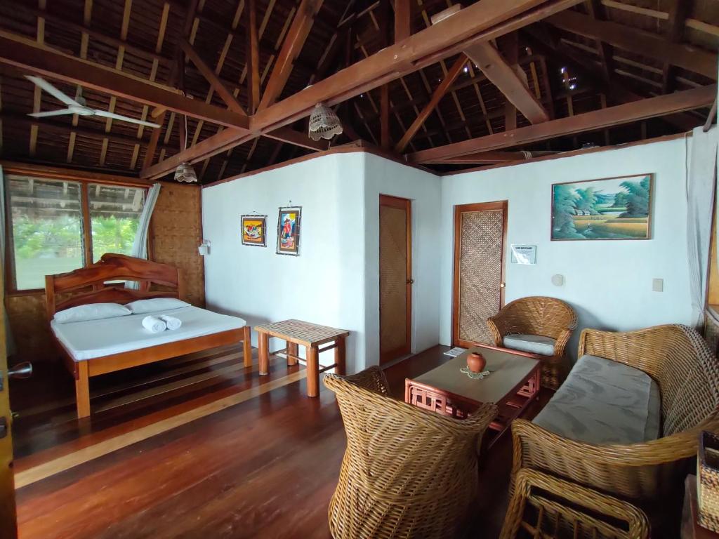 Postel nebo postele na pokoji v ubytování Coral Cay Resort, Inc.