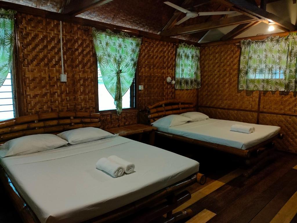 Postel nebo postele na pokoji v ubytování Coral Cay Resort, Inc.