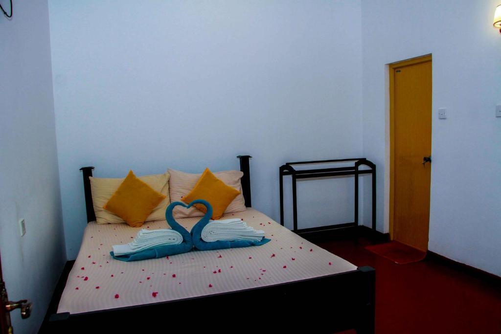 Postel nebo postele na pokoji v ubytování Thathsara Holiday Inn