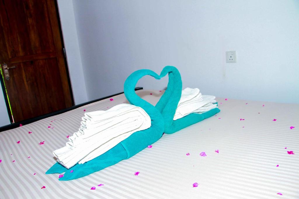 Postel nebo postele na pokoji v ubytování Thathsara Holiday Inn