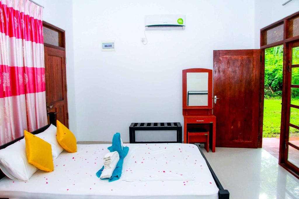 Postel nebo postele na pokoji v ubytování Thathsara Holiday Inn